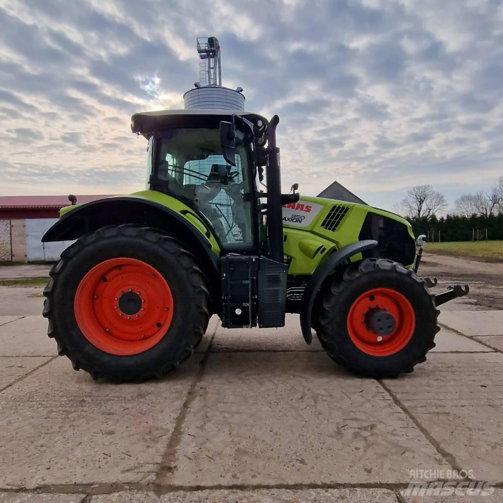CLAAS Axion 850 Traktoren