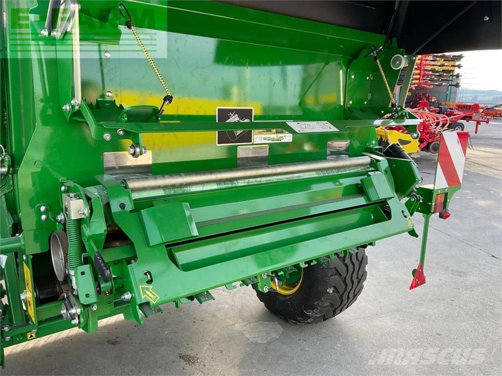 John Deere V451 M Quaderpressen