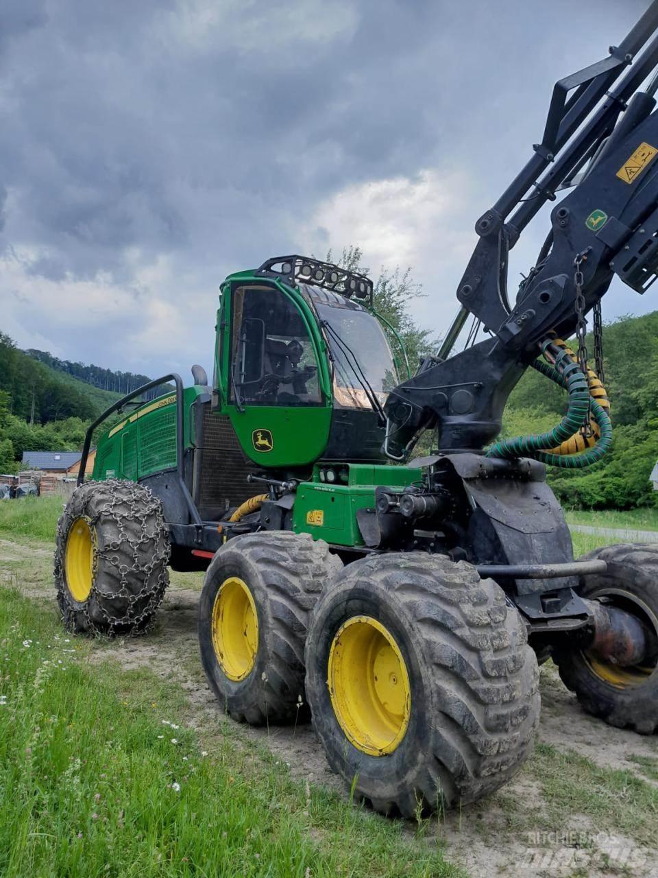 John Deere 1270 G Harvester