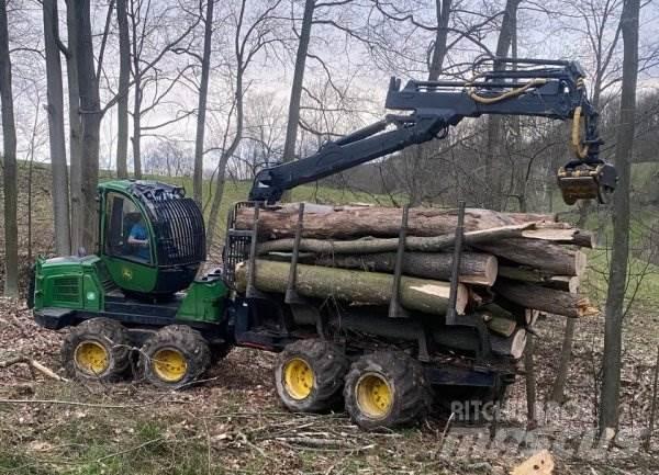 John Deere 1010 E Harvester