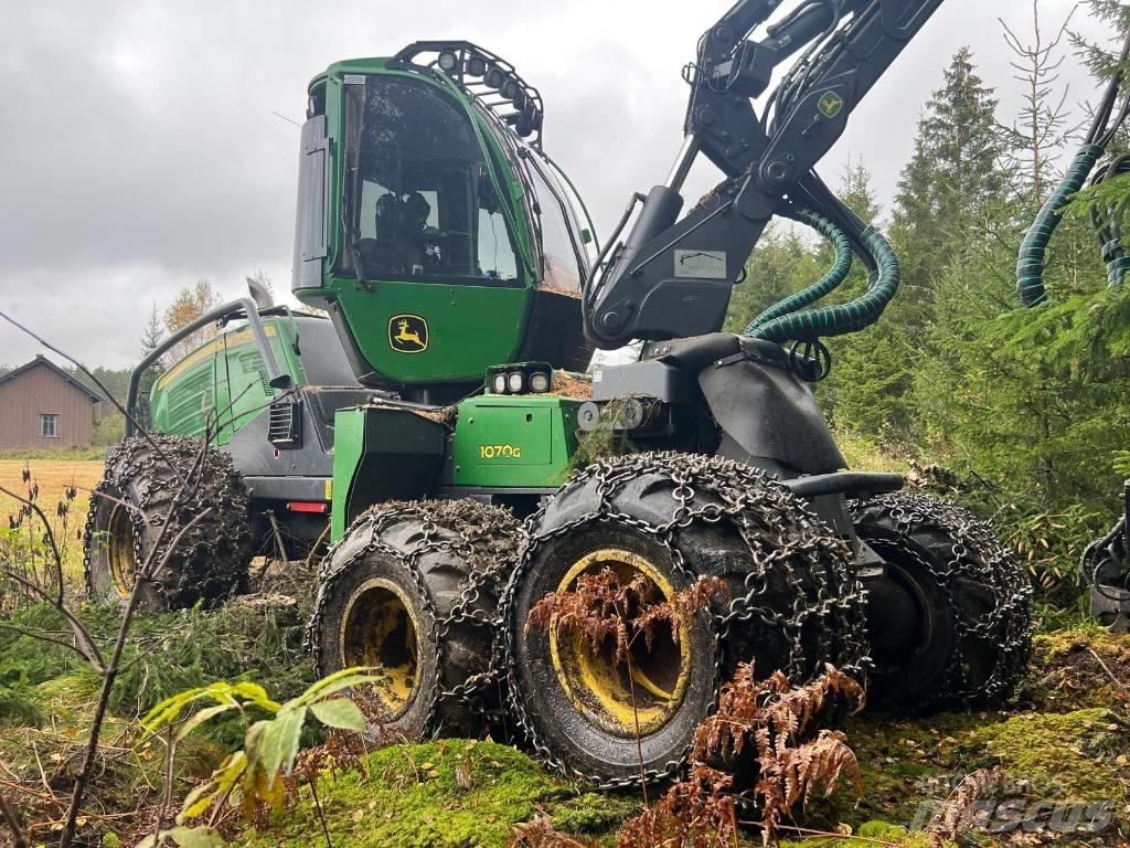 John Deere 1070G Harvester
