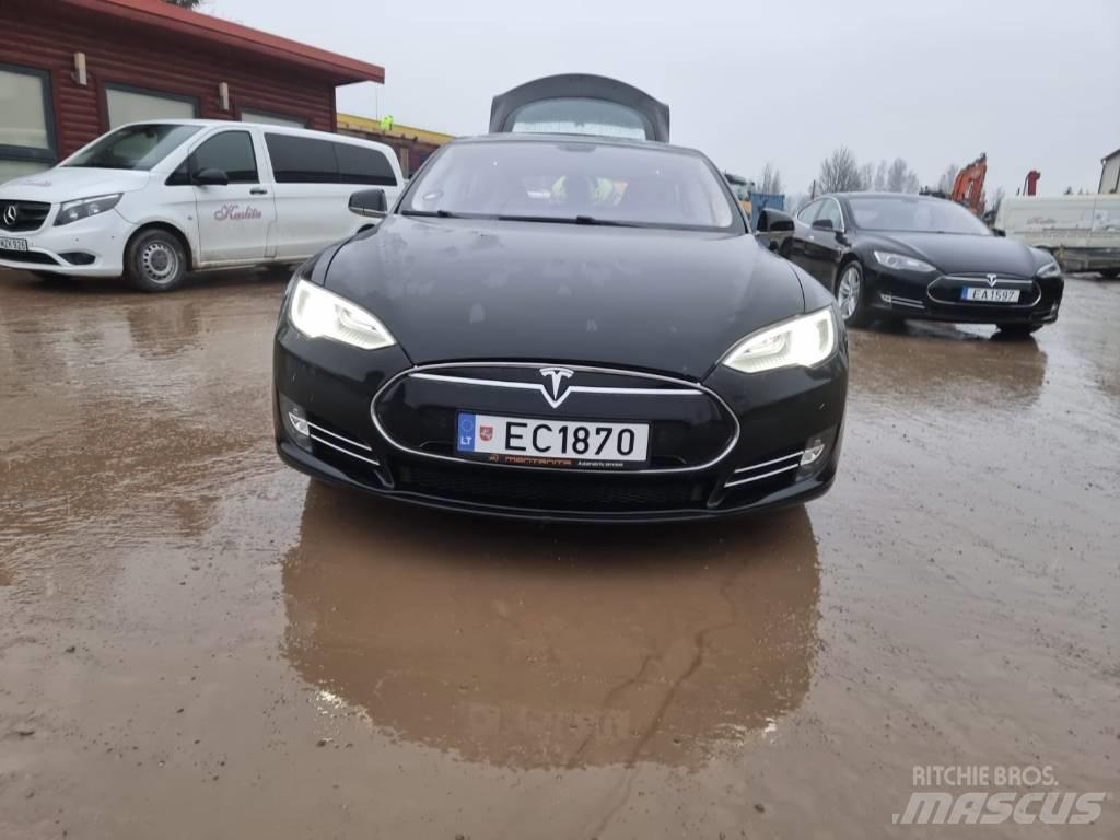 Tesla Model S P85 PKWs
