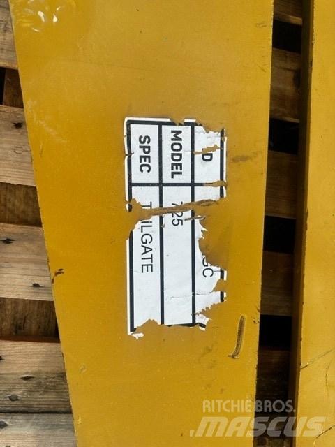 CAT 725 TAIL GATE Dumper - Knickgelenk