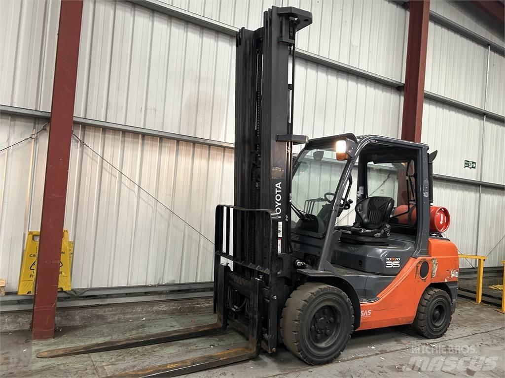 Toyota 02-8FGJF35 Gasstapler