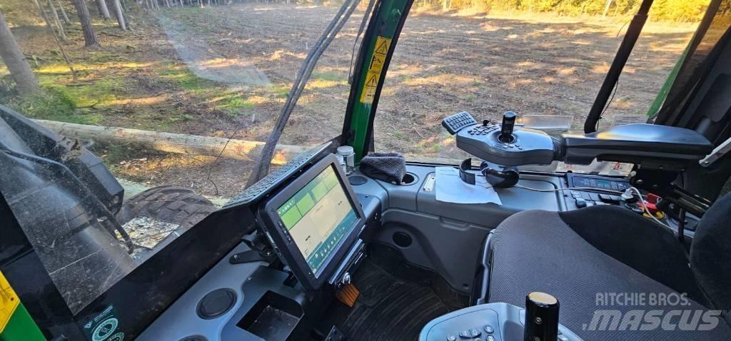 John Deere 1270 G Harvester