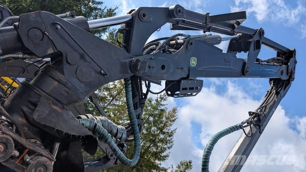 John Deere 1270 G Harvester