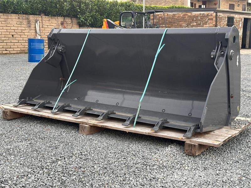 New Holland 220 Schaufeln