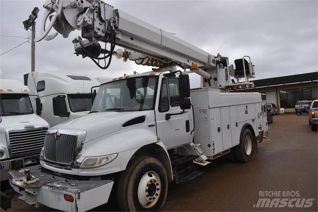 Altec D2045TR Fahrzeug mit mobiler Bohranlage