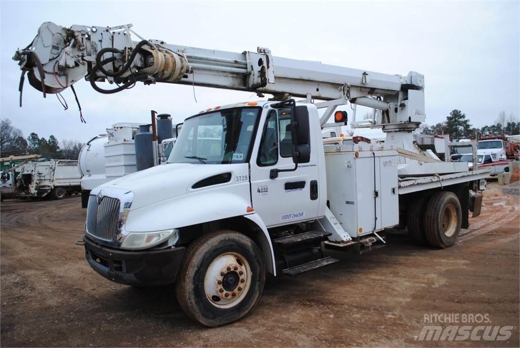 Altec DM47TR Fahrzeug mit mobiler Bohranlage