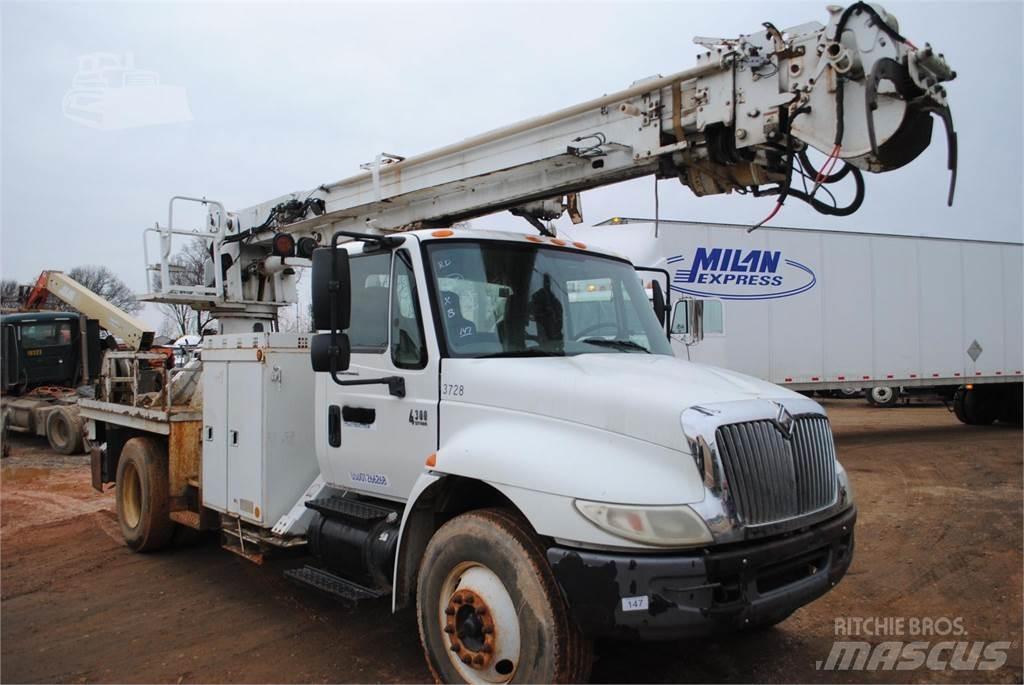Altec DM47TR Fahrzeug mit mobiler Bohranlage