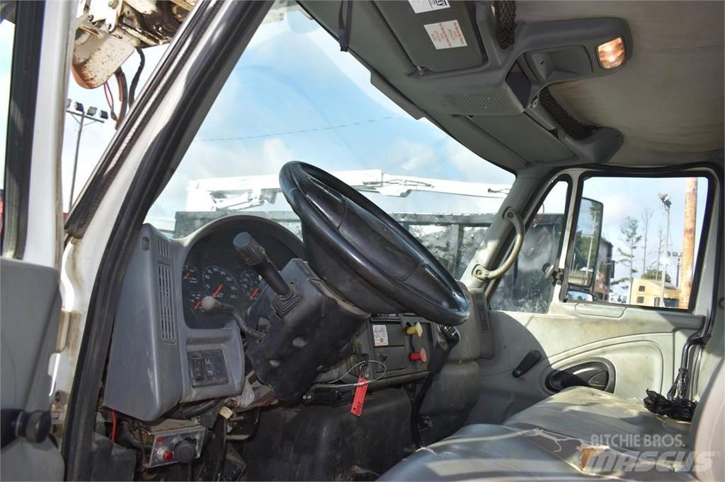 Altec DM47TR Fahrzeug mit mobiler Bohranlage