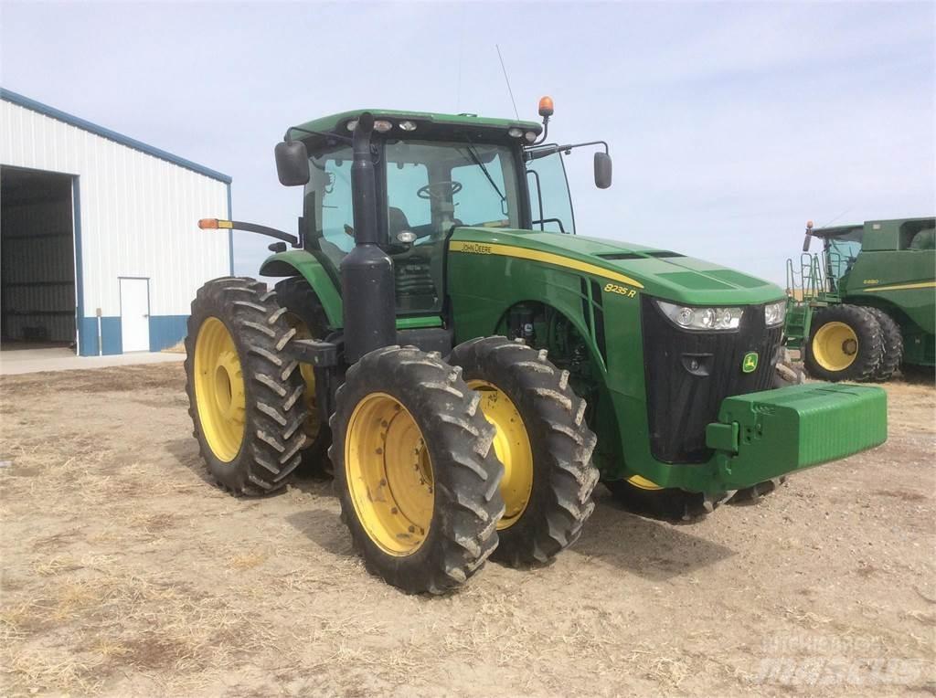 John Deere 8235R Traktoren