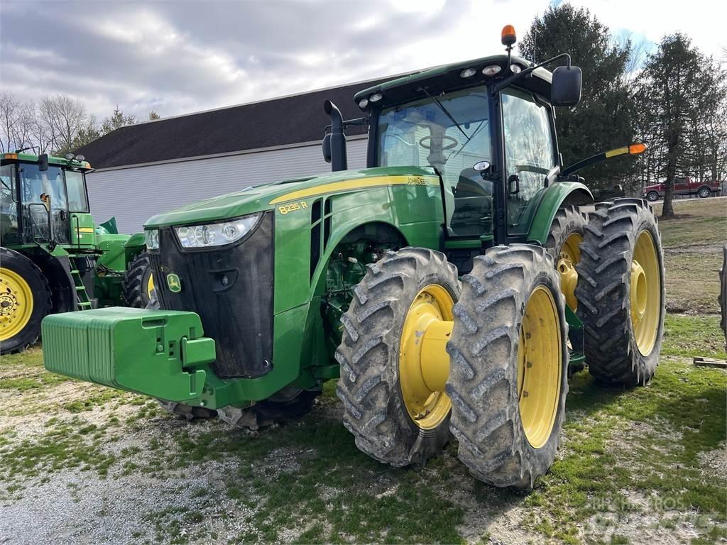 John Deere 8235R Traktoren
