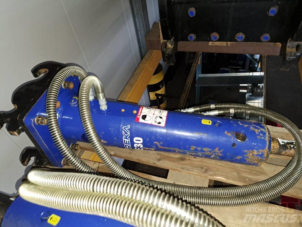 Daemo E30 with CW05 Hammer / Brecher