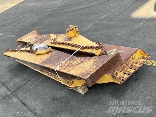 CAT 735 TAIL GATE Dumper - Knickgelenk