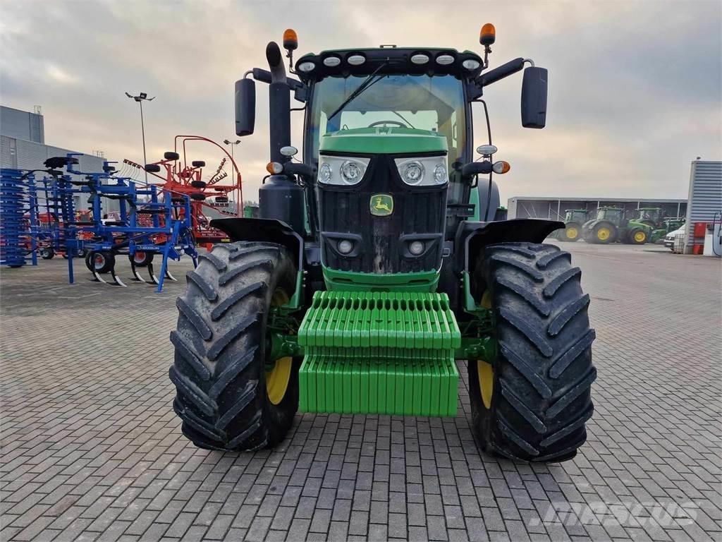 John Deere 6215R Traktoren