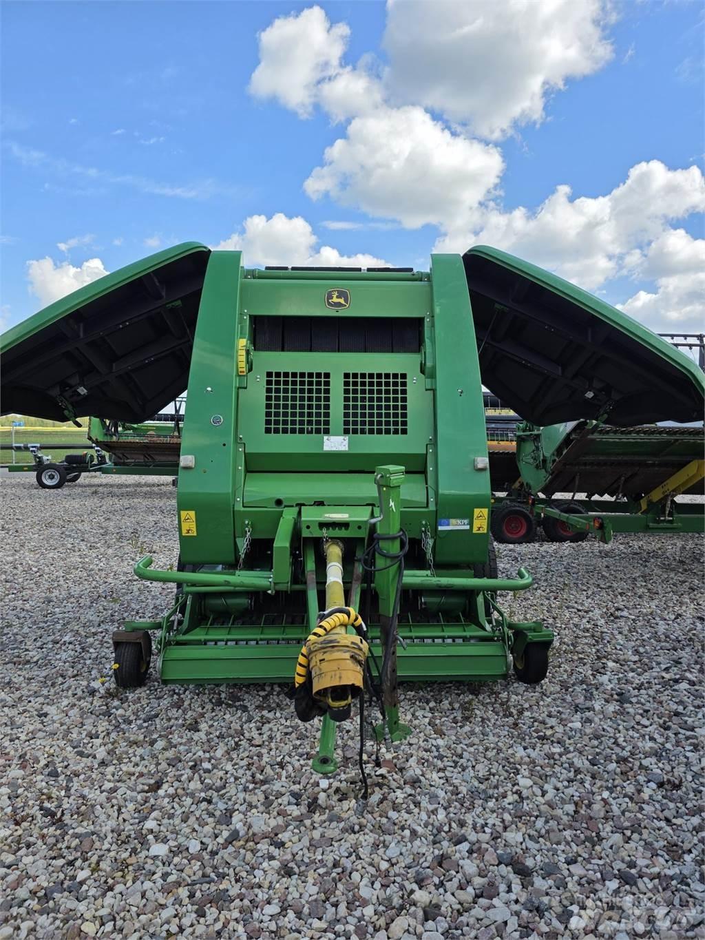 John Deere 854 Rundballenpressen