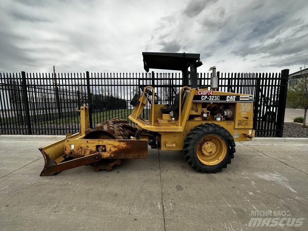 CAT CP-323C Traktoren