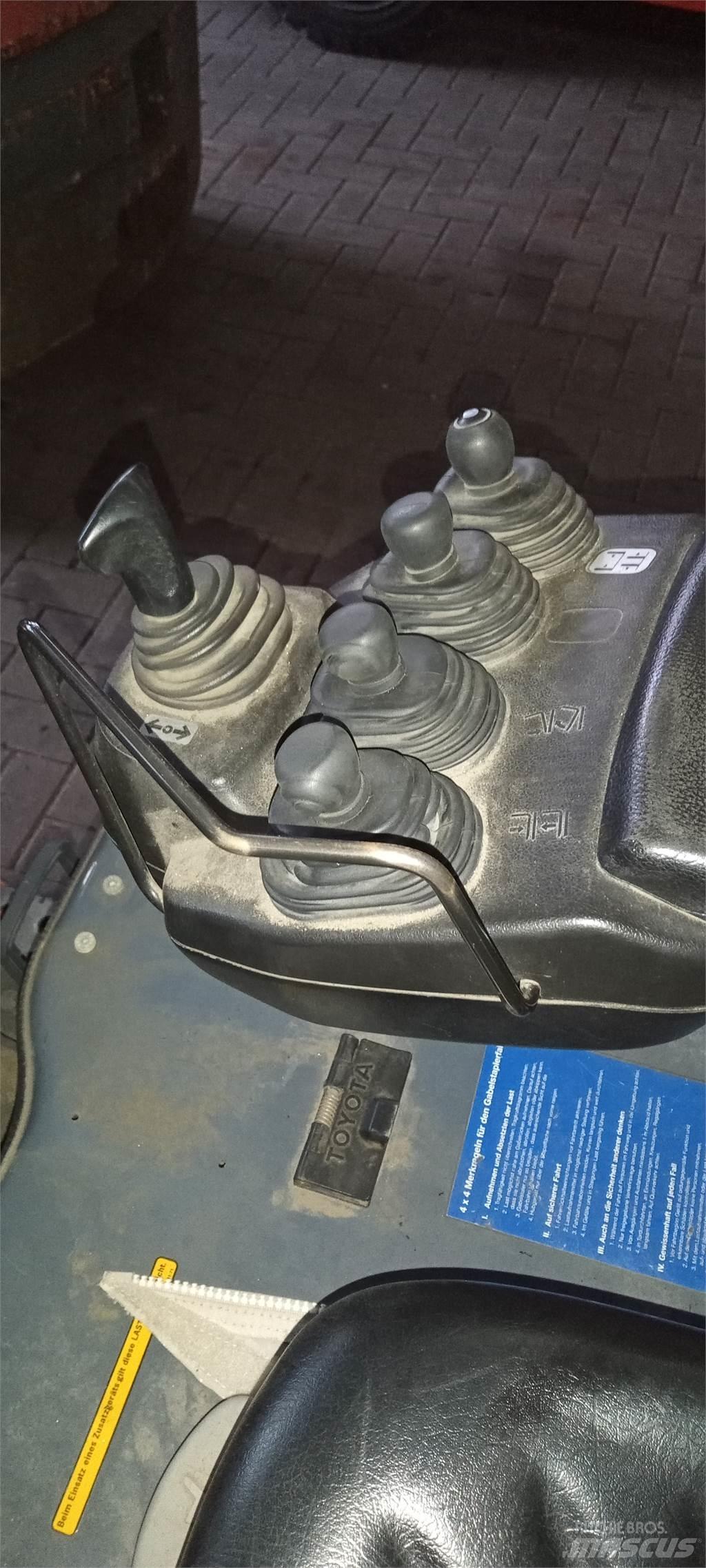 Toyota 8FBEKT18 Elektrostapler