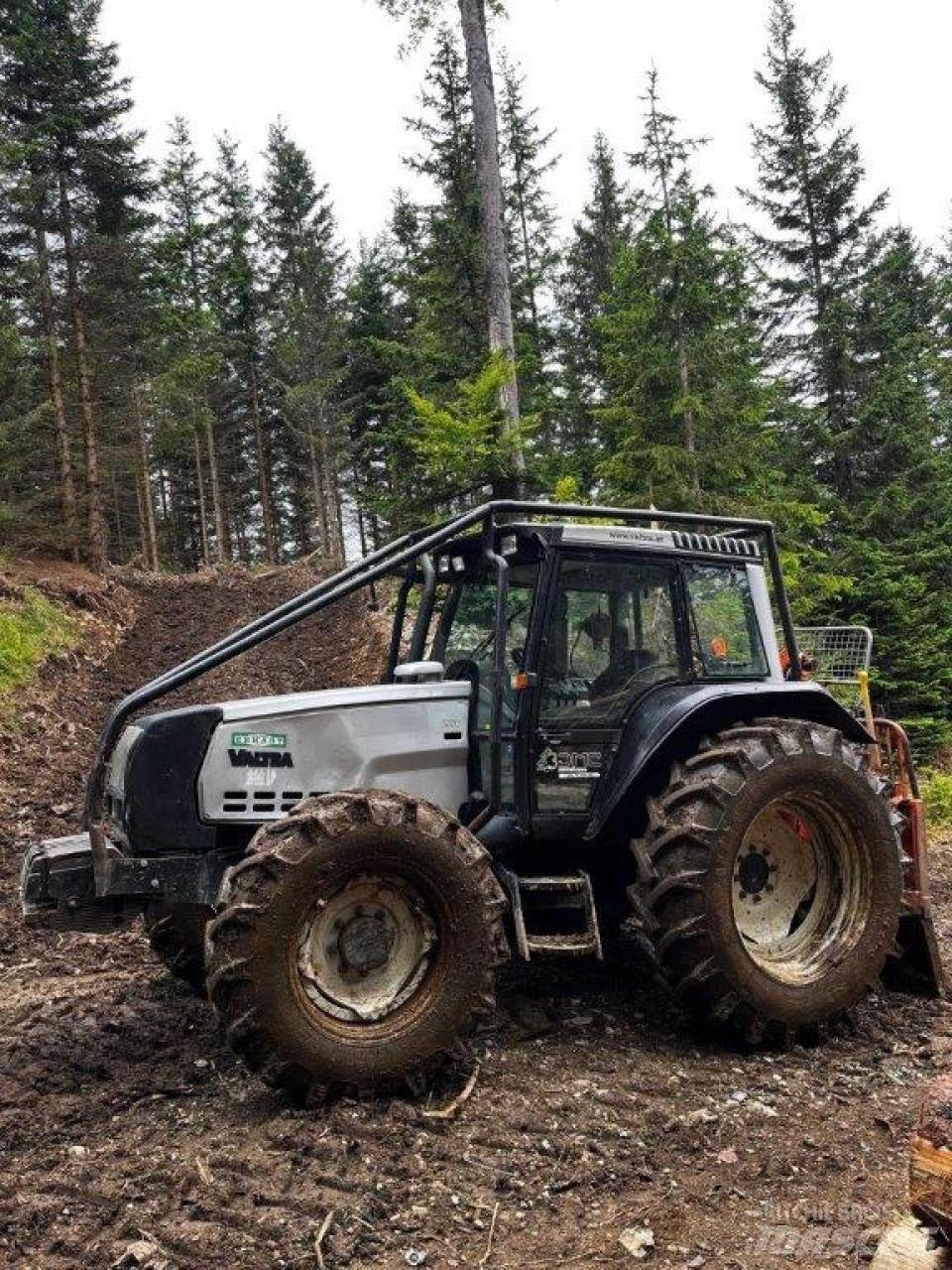 Valtra 6550 Forsttraktoren