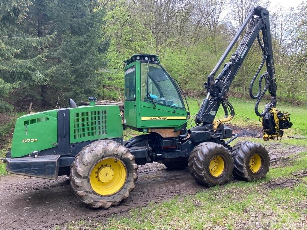 John Deere 1270 D Harvester