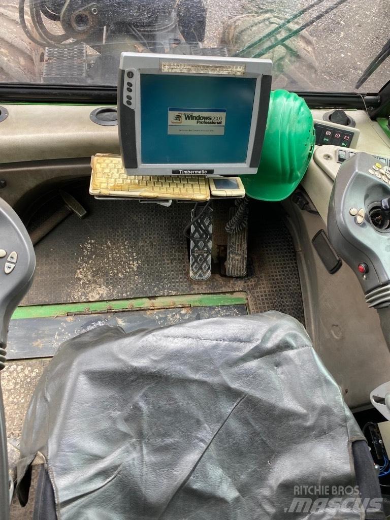 John Deere 1270 D Harvester