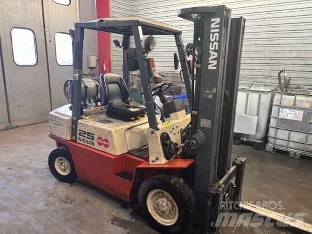 Nissan UJ02 A 25 U Gasstapler