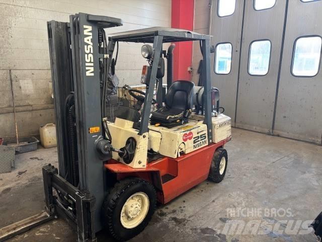 Nissan UJ02 A 25 U Gasstapler