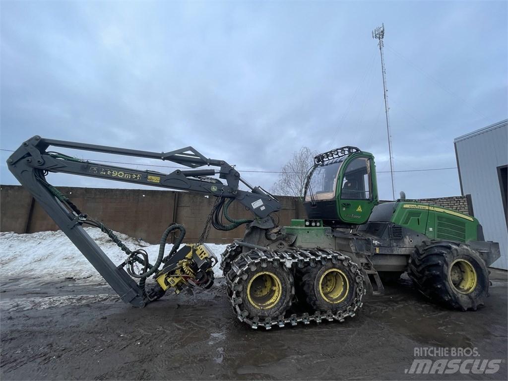 John Deere 1070G Harvester