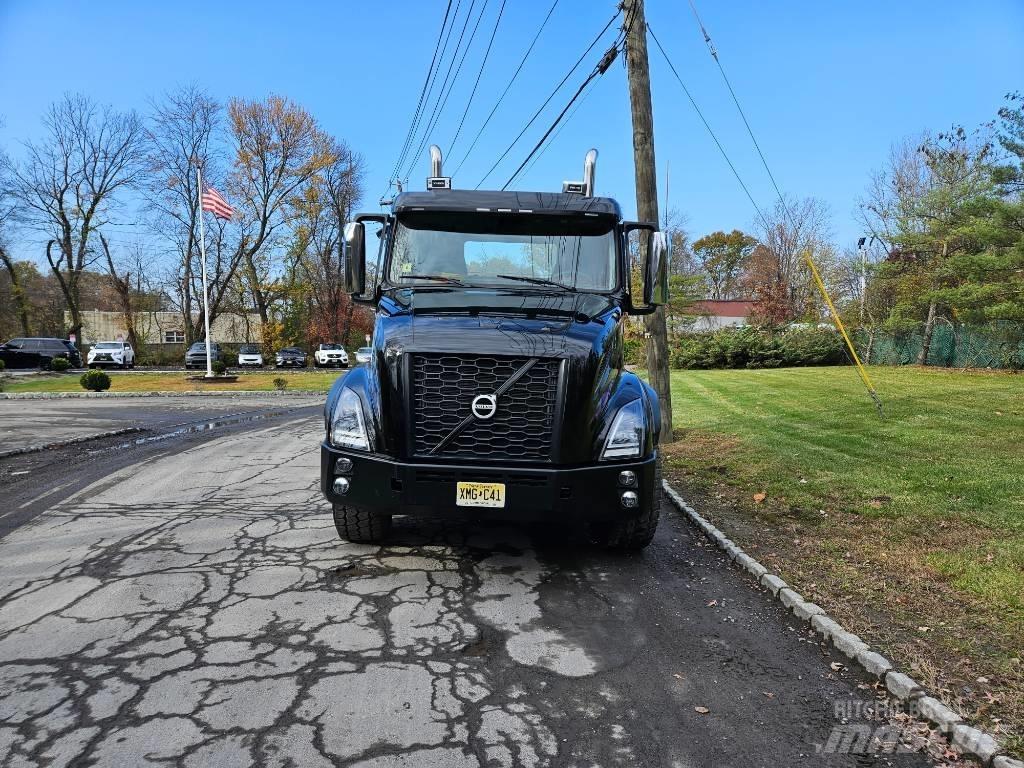 Volvo VNX 64 T300 Pritschenwagen/Pritschenwagen mit Seitenklappe