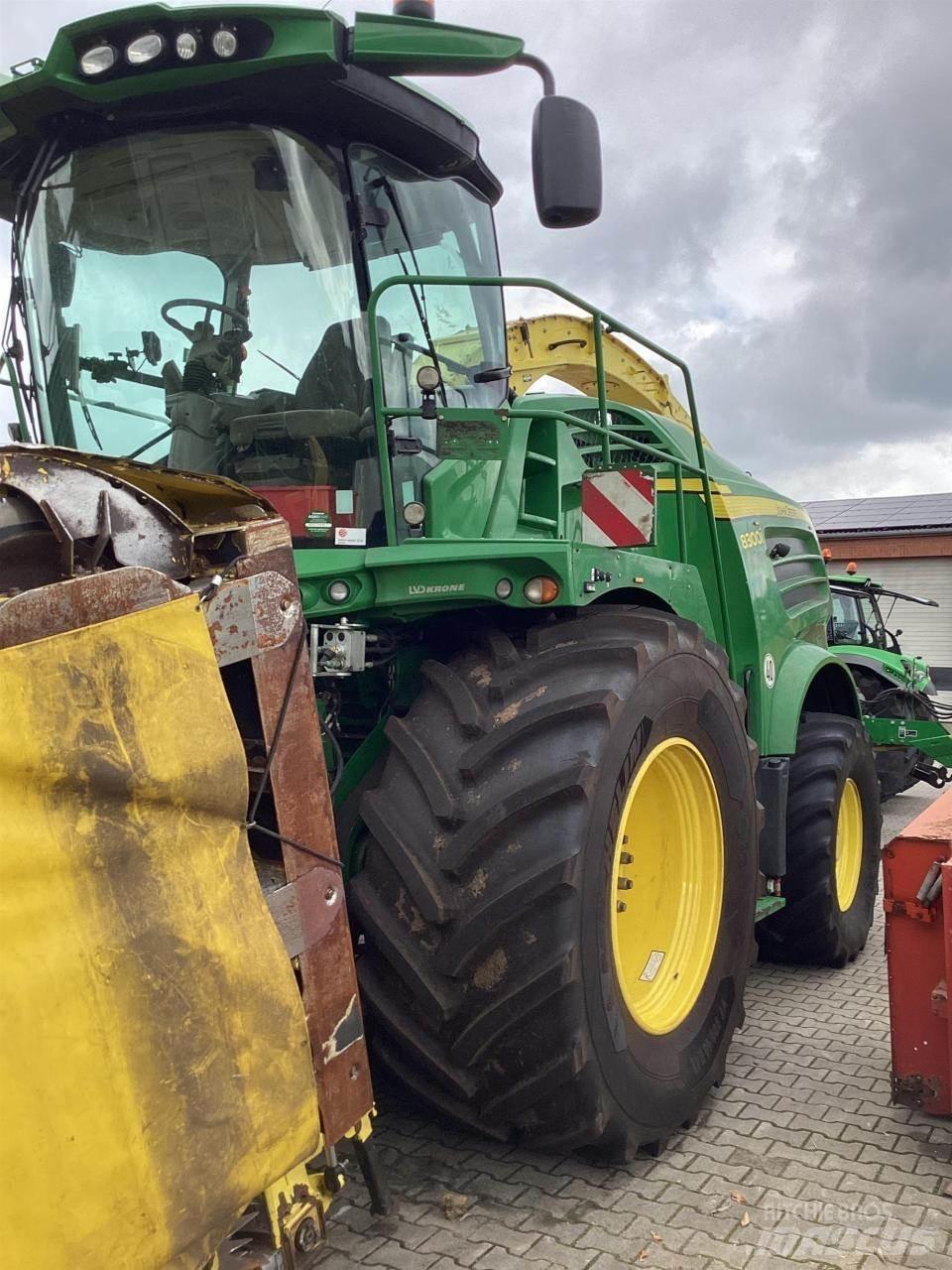 John Deere 8300 Selbstfahrende Häcksler