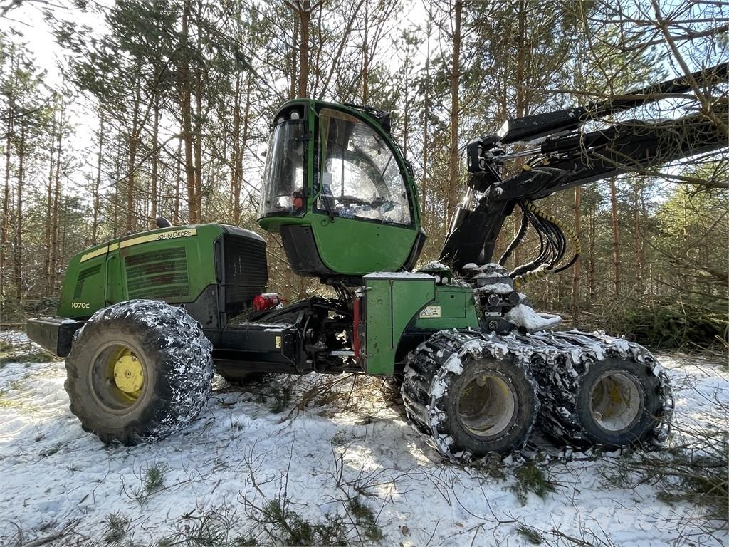 John Deere 1070E Harvester