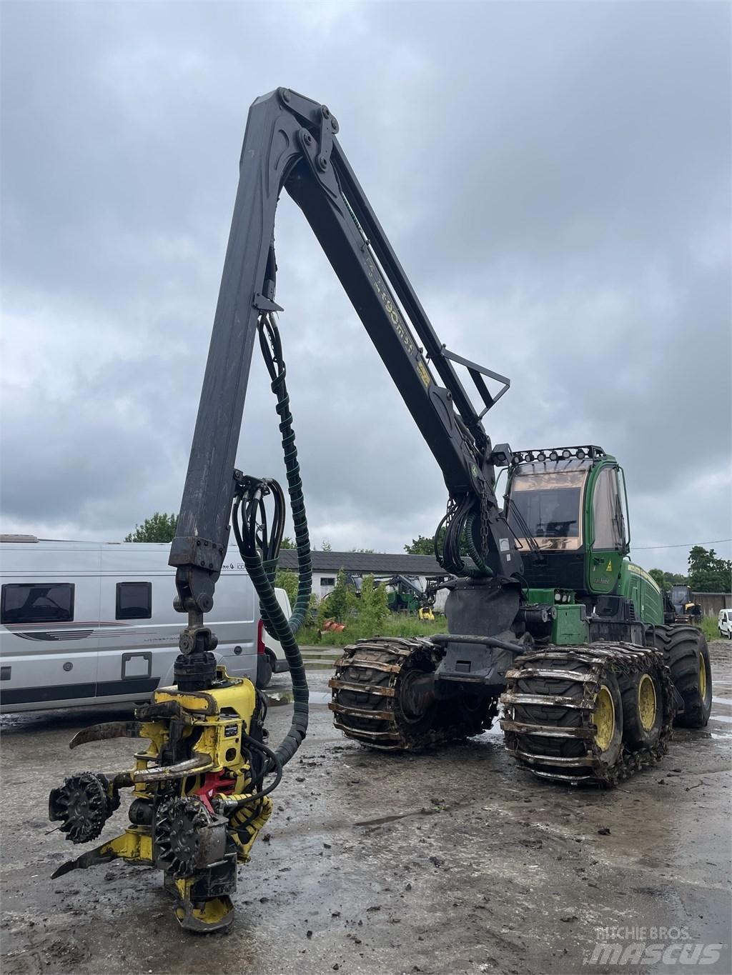 John Deere 1070 G Harvester