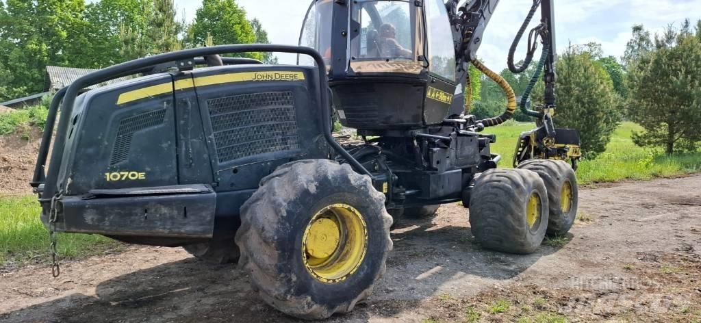 John Deere 1070 E Harvester
