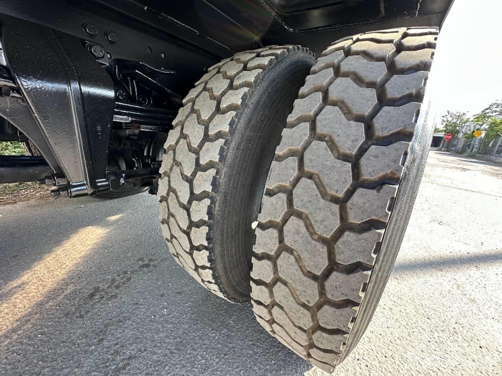 Freightliner 108 SD Saug- und Druckwagen