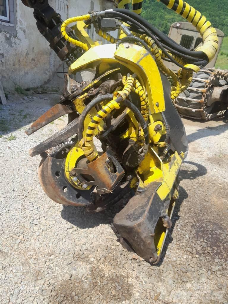 John Deere 1270 D Harvester
