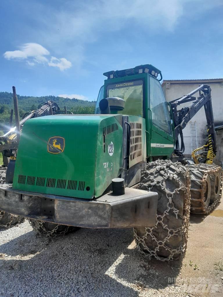 John Deere 1270 D Harvester
