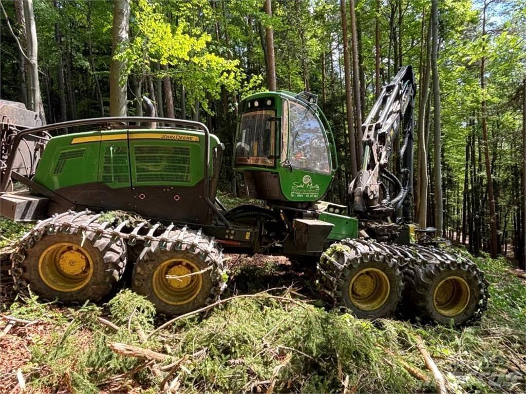 John Deere 1270 G Harvester