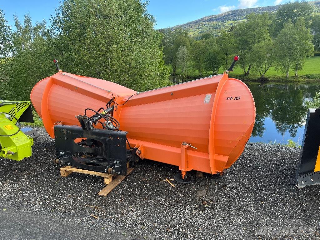 FMG PA330 Schneeschilde und -pflüge