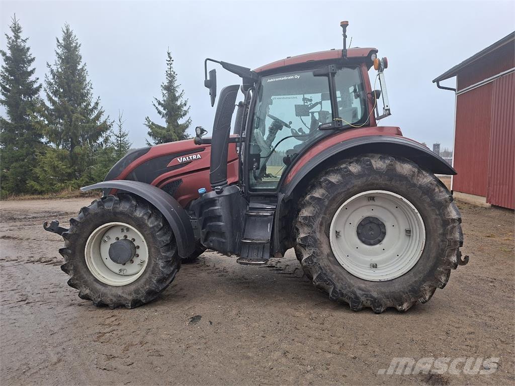 Valtra T154 Versu Traktoren