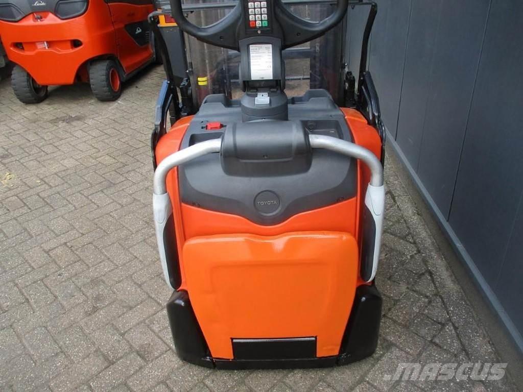 Toyota SPE160L Deichselstapler