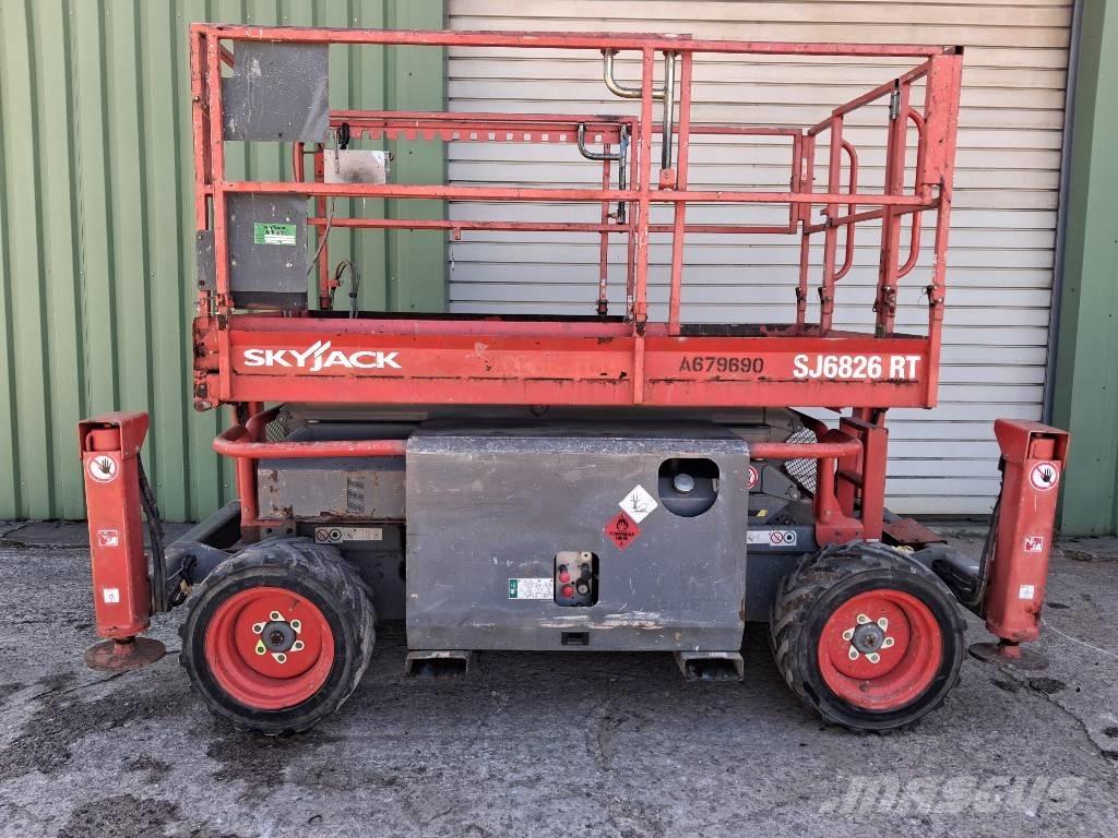 SkyJack SJ 6826 RT Scheren-Arbeitsbühnen