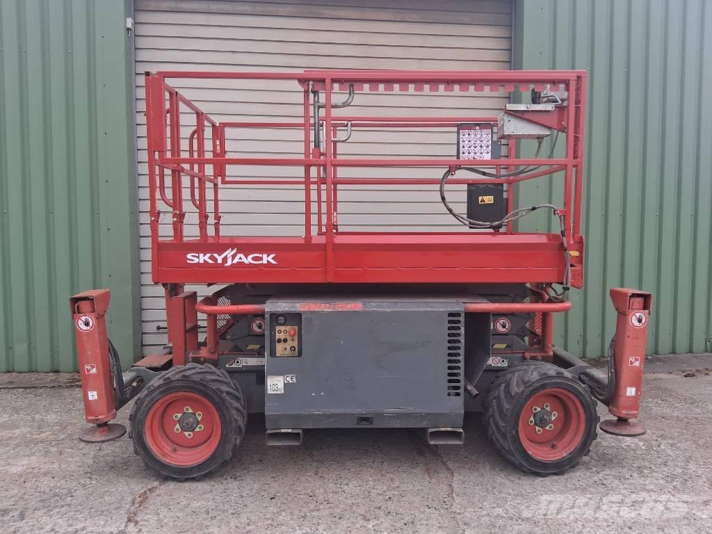 SkyJack SJ 6826 RT Scheren-Arbeitsbühnen