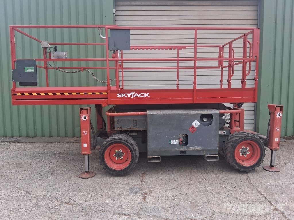 SkyJack SJ 6826 RT Scheren-Arbeitsbühnen