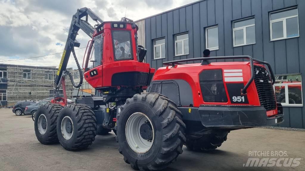 Komatsu 951 Harvester