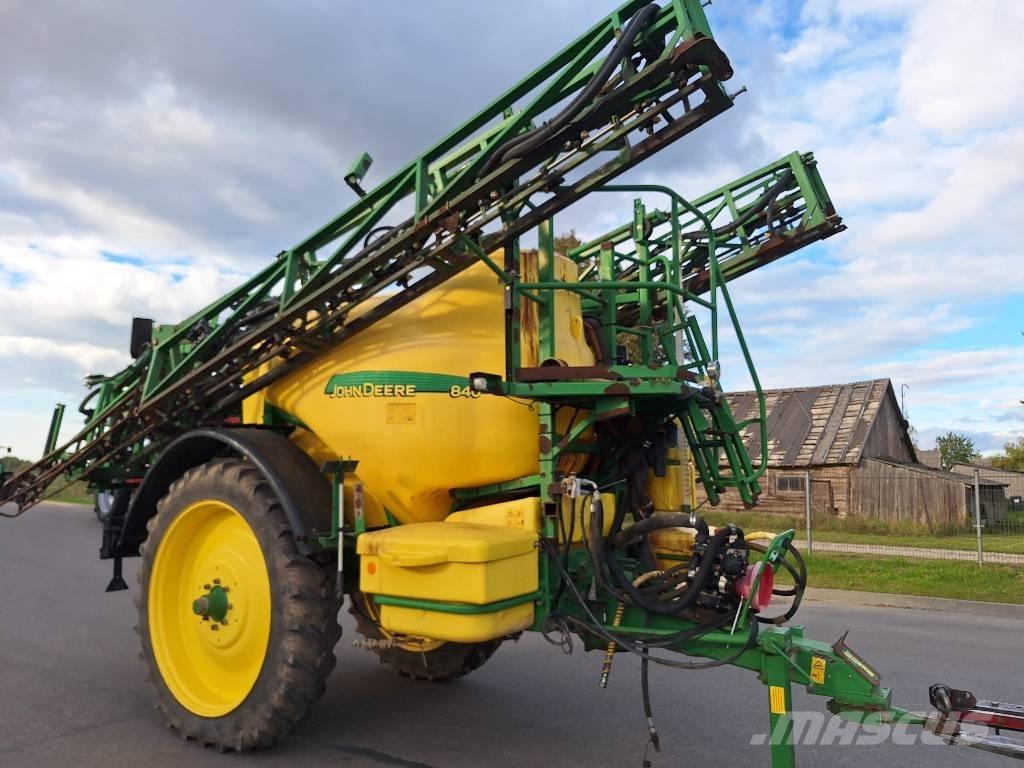 John Deere 840 Anhängespritzen