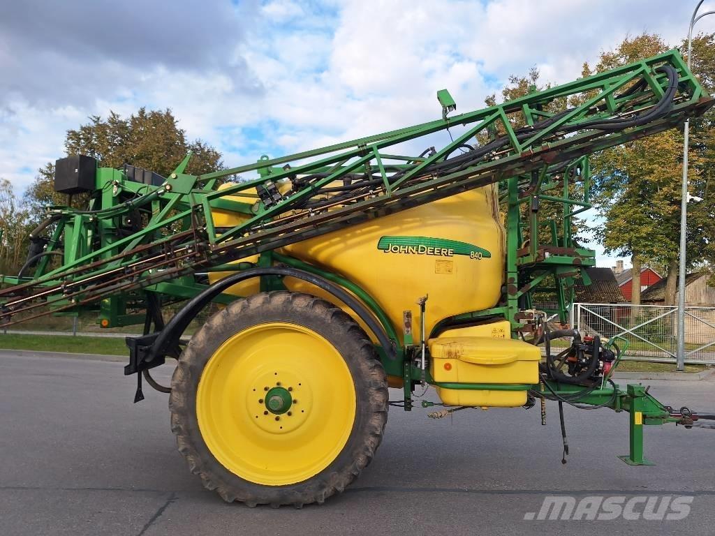 John Deere 840 Anhängespritzen