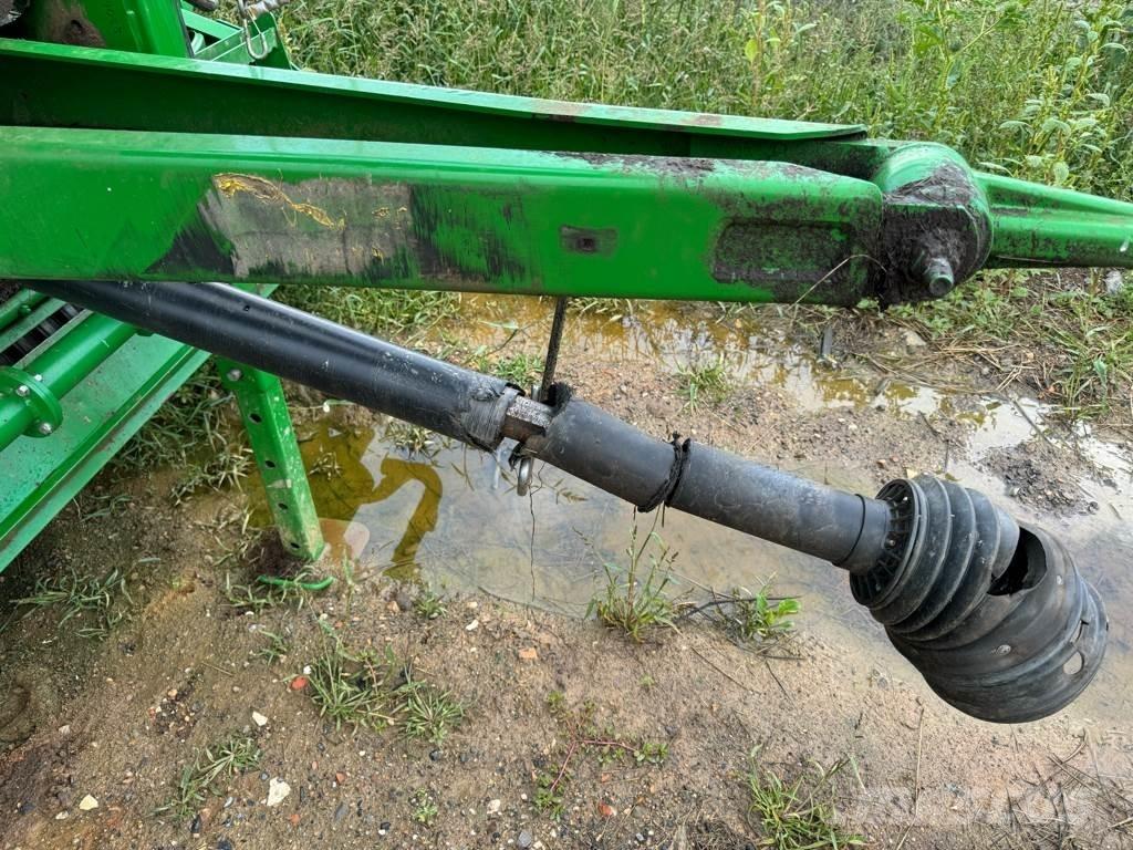 John Deere F441M Rundballenpressen