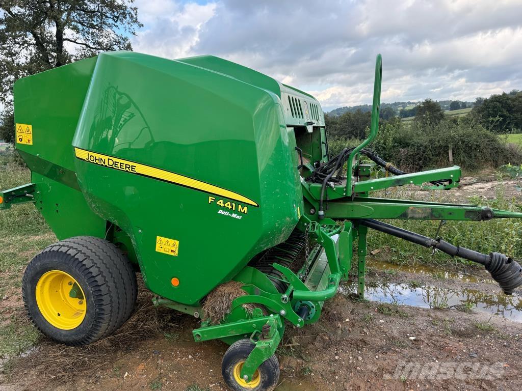 John Deere F441M Rundballenpressen