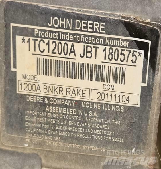 John Deere 1200 A Bunkerharken